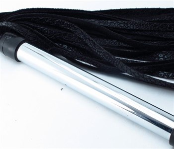 Черная плетка с металлической ручкой - 43 см.