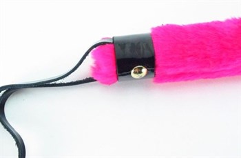 Черная лаковая плеть с розовой меховой рукоятью - 44 см.
