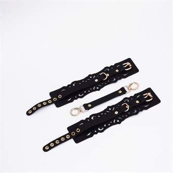 {{photo.Alt || photo.Description || 'Черный кожаные оковы с узорами и золотистой фурнитурой'}}