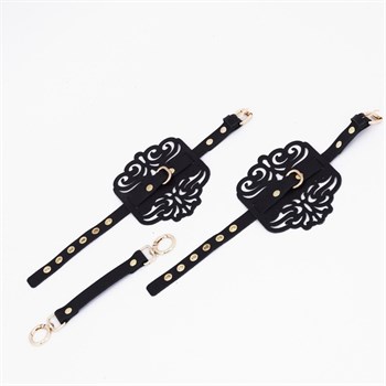 {{photo.Alt || photo.Description || 'Черный фигурные оковы с золотистой фурнитурой'}}