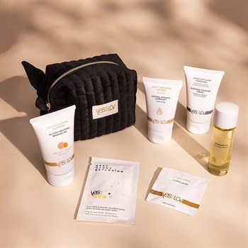 {{photo.Alt || photo.Description || 'Набор YESforLOV La Trousse Enchantée в черной косметичке'}}