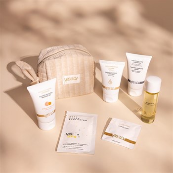 {{photo.Alt || photo.Description || 'Набор YESforLOV La Trousse Enchantée в бежевой косметичке'}}