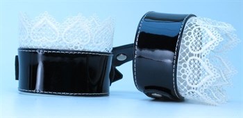 Изысканные чёрные наручники с белым кружевом