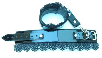 Изысканные чёрные наручники с кружевом
