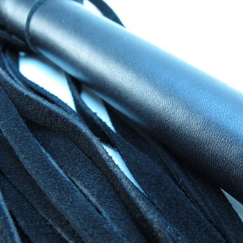 Черная замшевая плеть с гладкой кожаной рукоятью - 45 см.
