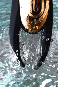 Чёрно-золотой клиторальный вибромассажер WANAME Wave