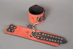 Широкие красные наручники из кожи на чёрных ремешках - фото 205286