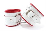 Бело-красные кожаные наручники с кольцом - фото 158355