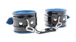 Чёрные лаковые наручники с синим подкладом - фото 1402221