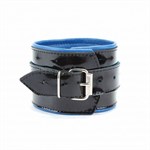 Чёрные лаковые наручники с синим подкладом - фото 1336851