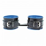 Чёрные лаковые наручники с синим подкладом - фото 1336852