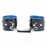Чёрные лаковые наручники с синим подкладом - фото 1336853