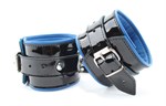 Чёрные лаковые наручники с синим подкладом - фото 1402220