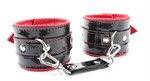 Чёрно-красные лаковые перфорированные наручники - фото 1402536