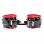 Чёрно-красные лаковые перфорированные наручники - фото 1336897