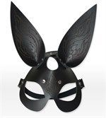 Чёрная кожаная маска с длинными ушками и эффектом тату - фото 92150