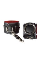 Чёрные кожаные наручники-напульсники с красной изнанкой - фото 1336978