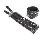 Черные широкие кожаные наручники с заклепками на карабине - фото 263064