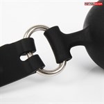 Черный силиконовый кляп-шарик с отверстиями на регулируемом ремешке - фото 1337108