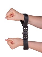 Кожаные ременные наручники - фото 1330873