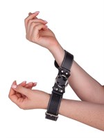 Кожаные ременные наручники - фото 1330874