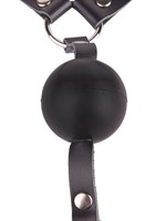 Чёрный кляп-шар на кожаных ремешках с пряжкой - фото 1330887