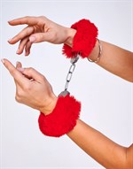 Шикарные наручники с пушистым красным мехом - фото 143151