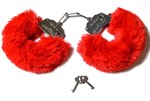 Шикарные наручники с пушистым красным мехом - фото 143149
