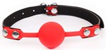 Красный кляп-шарик с черным регулируемым ремешком - фото 1406272
