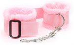 Розовые меховые наручники на регулируемых черных пряжках - фото 1365006