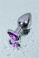 Серебристая коническая анальная пробка с фиолетовым кристаллом-сердечком - 7 см. - фото 98515