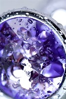 Серебристая конусовидная анальная пробка с фиолетовым кристаллом - 7 см.  - фото 1406801