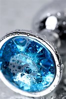 Серебристая конусовидная анальная пробка с голубым кристаллом - 7 см.  - фото 307102