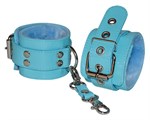 Голубые лаковые наручники с меховой отделкой - фото 1423887