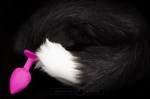 Розовая силиконовая анальная пробка с черным хвостиком - фото 1348153