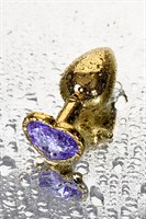 Золотистая анальная втулка с фиолетовым кристаллом-сердечком - 7 см. - фото 1408162