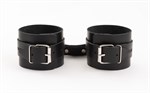Черные кожаные наручники со сцепкой - фото 1308198
