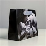 Маленький бумажный подарочный пакет LOVE - 15 х 12 см. - фото 1312579