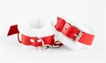 Бело-красные кожаные наручники с нежным мехом - фото 1338348