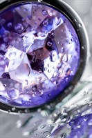 Серебристая гладкая коническая анальная пробка с фиолетовым кристаллом - 7 см. - фото 1433615