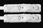 Белые наручники из натуральной кожи с нежным мехом - фото 1317261