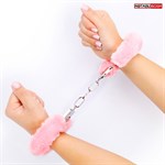 Металлические наручники с мягкой нежно-розовой опушкой - фото 1425086
