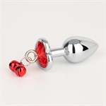 Серебристая анальная пробка с колокольчиками и красным кристаллом-сердцем - 7 см. - фото 1423634