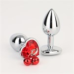 Серебристая анальная пробка с колокольчиками и красным кристаллом-сердцем - 7 см. - фото 1423633