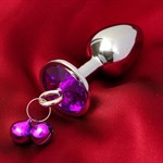 Серебристая анальная пробка с колокольчиками и фиолетовым кристаллом - 7 см. - фото 1424137