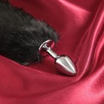 Серебристая анальная втулка с черным хвостиком - фото 1415409