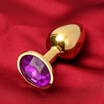 Золотистая анальная пробка с фиолетовым кристаллом - фото 1415418