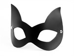 Черная кожаная маска с прорезями для глаз и ушками - фото 1330467