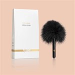 Черная перьевая кисточка с гладкой ручкой Caressing Feather 199854