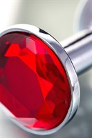 Малая серебристая анальная втулка с красным кристаллом - 6 см. - фото 1334115